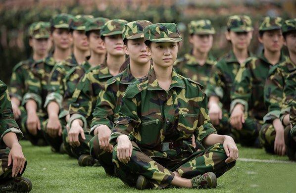 清华新生军训照流出，夜间拉练20公里，想上清华能否吃得了清华苦