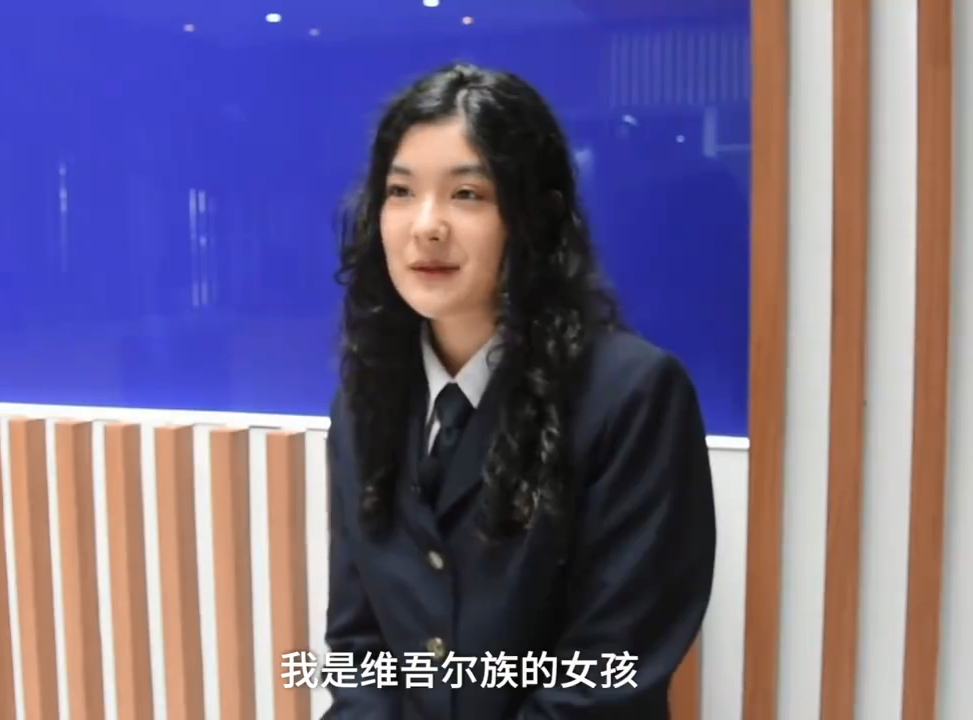 新疆18岁女孩“人美歌甜”，同时被15所世界名校录取，有颜又有才