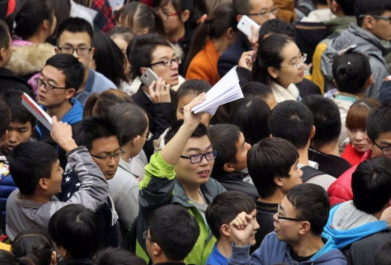 妈妈晒孩子浙江大学通知书，朋友圈求赞，隔天却发现无人“买账”