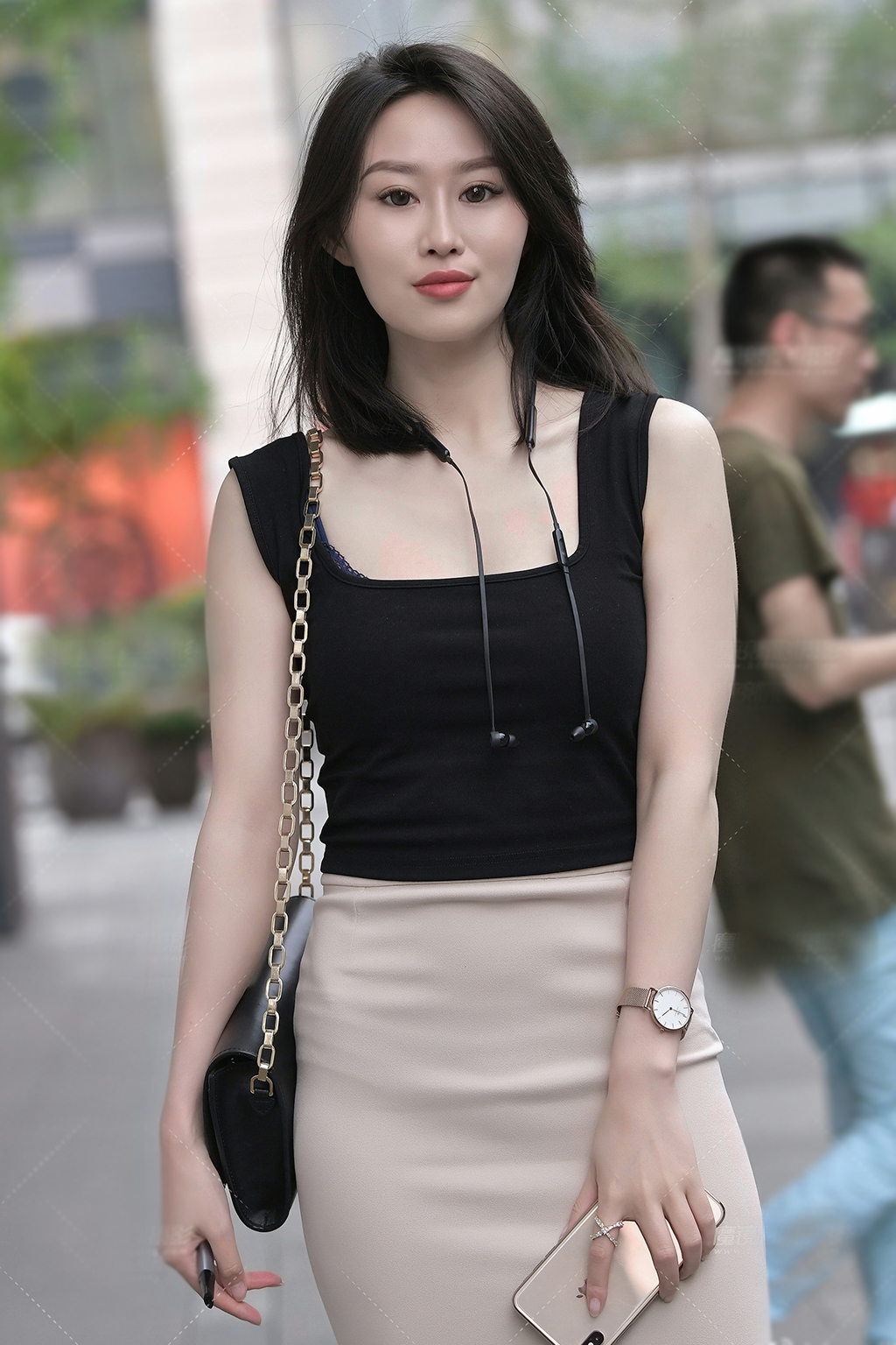黑色吊带衫配杏色一步裙(黑色吊带裙配杏色开衫)