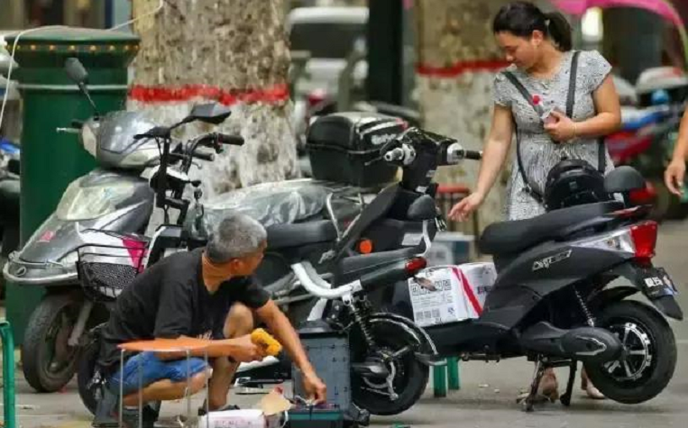 电动车太久没骑，电池被“饿死”充不进电咋办？这一招免费又有效