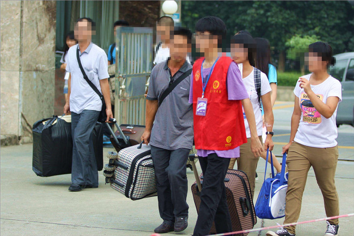 女孩考上普通高校，向父亲索要5000元生活费，父亲的回应让人心酸