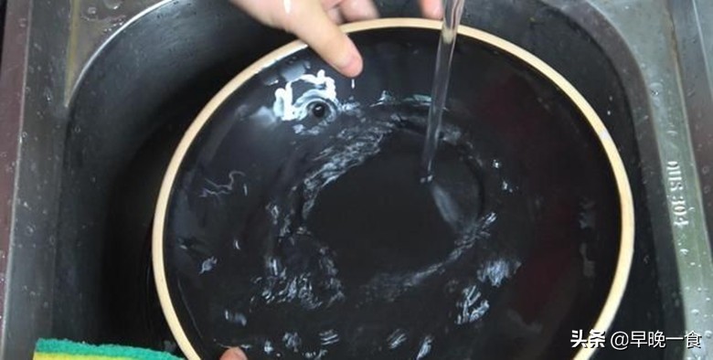 新砂锅怎样开锅?教你详细做法步骤,关键一步掌握好,能做传家宝