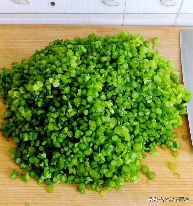 蒜苔馅饺子怎么做好吃（3步做出清香味美的蒜苔馅饺子）