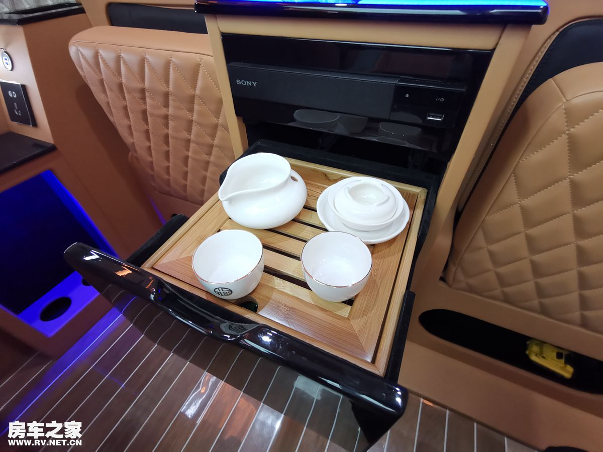 江铃福特逸途商旅车，一款可以睡觉的商务车