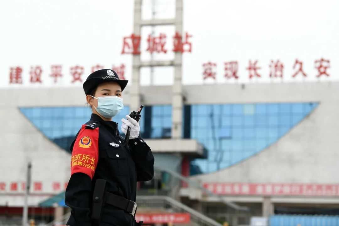 23年后，抱树女孩成为一名铁路女警！