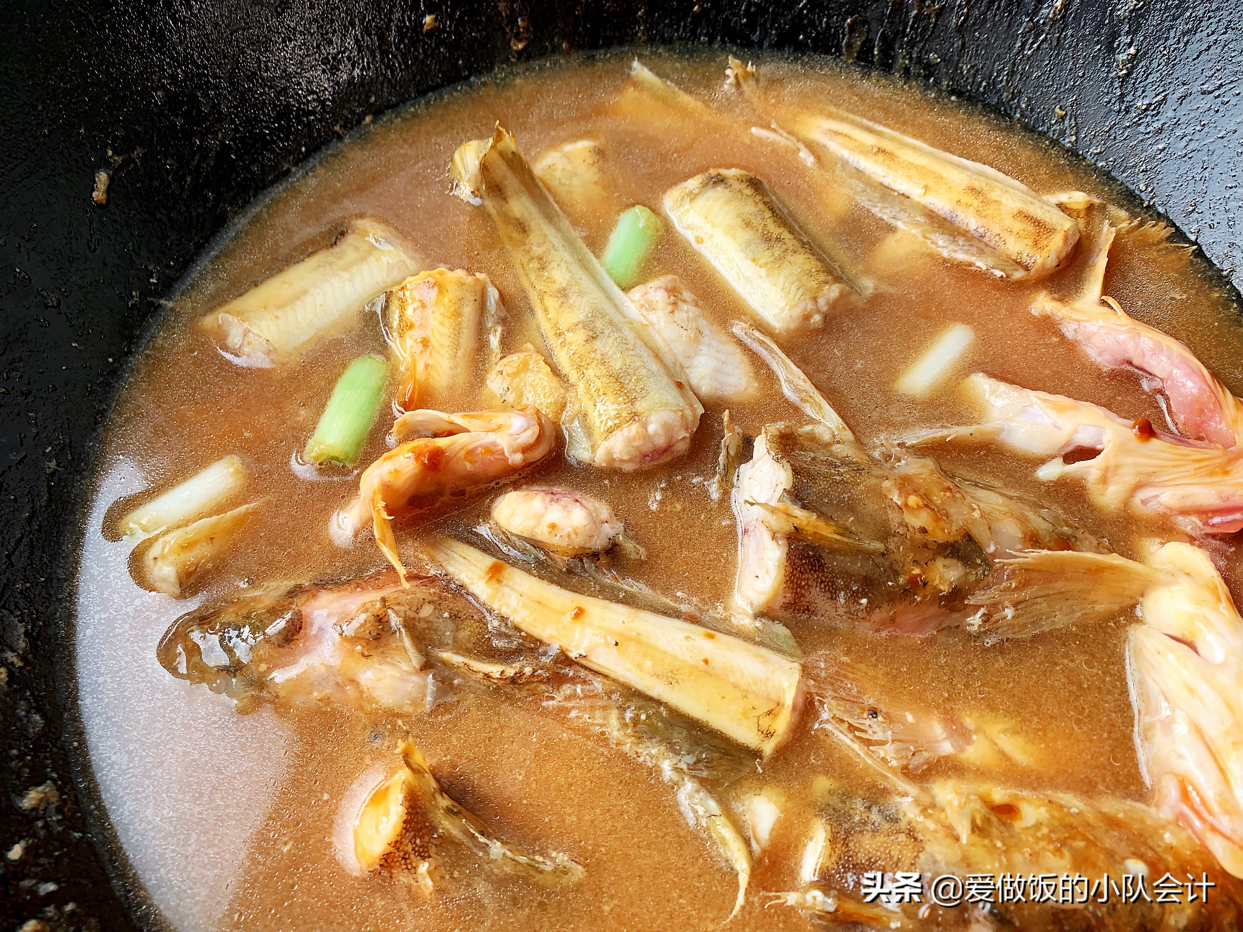 鲇鱼炖豆腐怎么做才好吃？牢记2点，鱼肉鲜嫩不腥，豆腐咸鲜入味