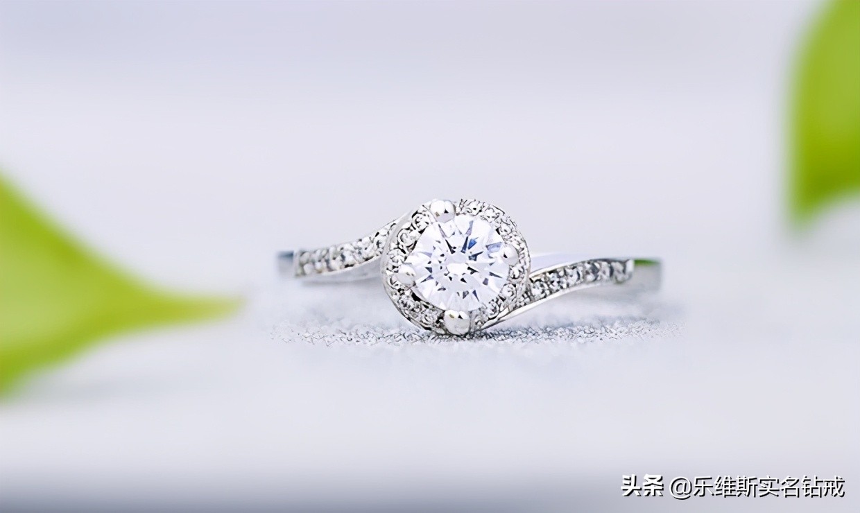 订婚戒指有什么讲究（订婚要准备订婚戒指吗）