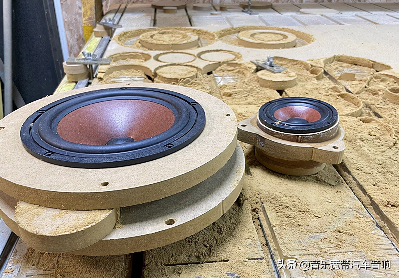 新款奥迪A6改装日本PHASS妃仕三分频 享受羊毛盘喇叭纯净的声音