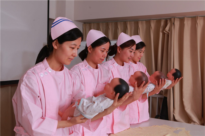 刚出生的婴儿怎么抱(新生儿该如何抱) - 乐宝宝贝