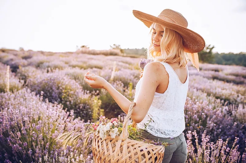 真正内心阴暗的人，不是一脸阴沉，而是喜欢聊以下几个话题的人