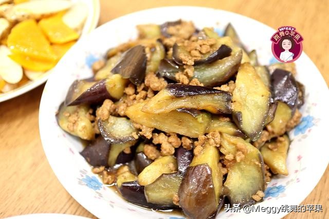 高考生家的晚餐破天荒5菜1汤，最出彩儿的鲫鱼汤，像牛奶般浓白