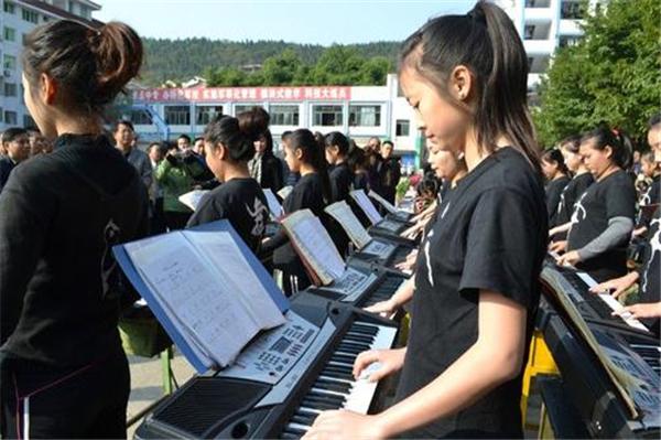部分地区发布通知，招聘幼师本科学历起步，在读大专生哭了