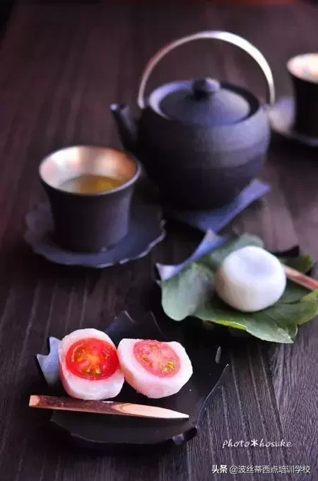 三月，捧茶听花落，食糕享春光~