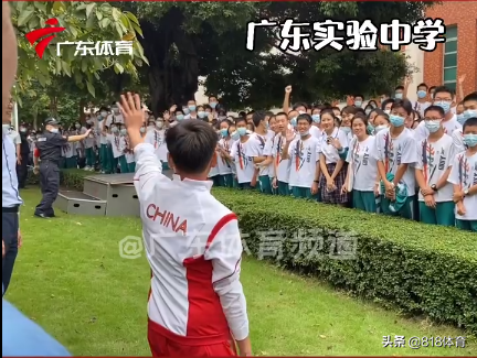 吓坏了!全红婵拜访中学被同学们排山倒海欢迎,笑着说:你们好恐怖!