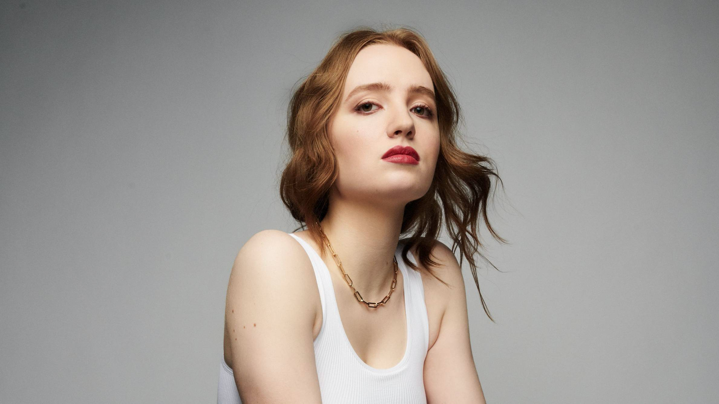 年度惊悚片《逃跑》女主基拉·艾伦,竟是个"隐形的书呆子"