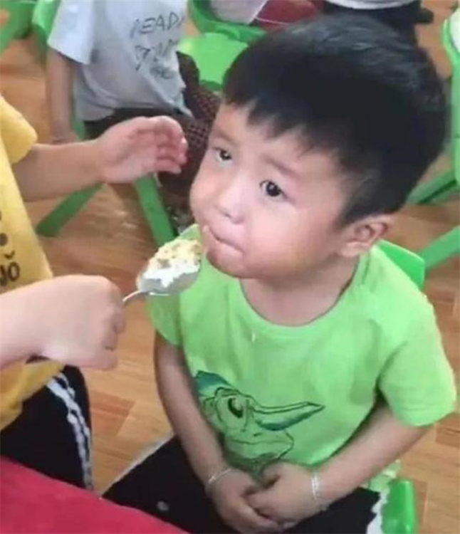 年龄小辈分大有多尴尬？舅舅跟外甥幼儿园同班，吃饭享受特殊待遇