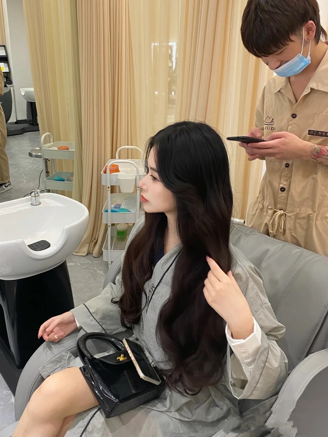 头发做柔顺还是拉直？三点区别要清楚，如何选择还要看发质