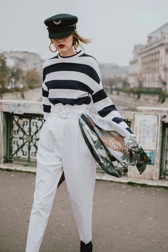 除了系脖法,将丝巾系在腰间也成为了各个ins博主们的最爱.