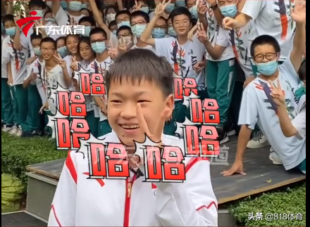 吓坏了!全红婵拜访中学被同学们排山倒海欢迎,笑着说:你们好恐怖!