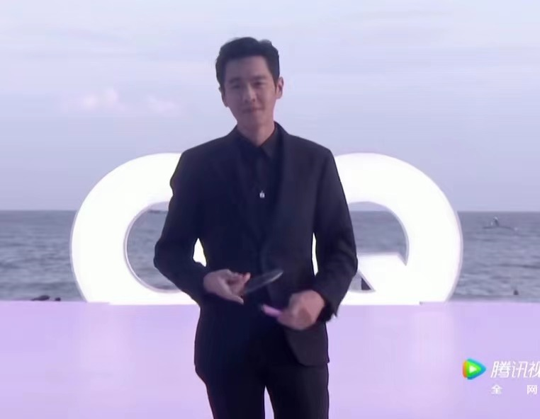 这届红毯热闹了！新仇旧爱齐聚，何穗杠上baby，邓伦难忘金晨？