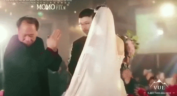 “爸爸，我也想要抱抱”，女儿奴爸爸面前，儿子就是“干苦力”的