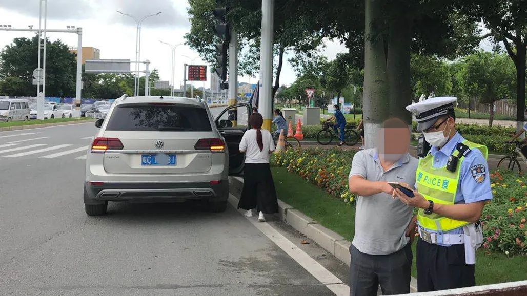 珠海交警开启首场大规模整治行动，司机插队打尖被罚:人有三急！