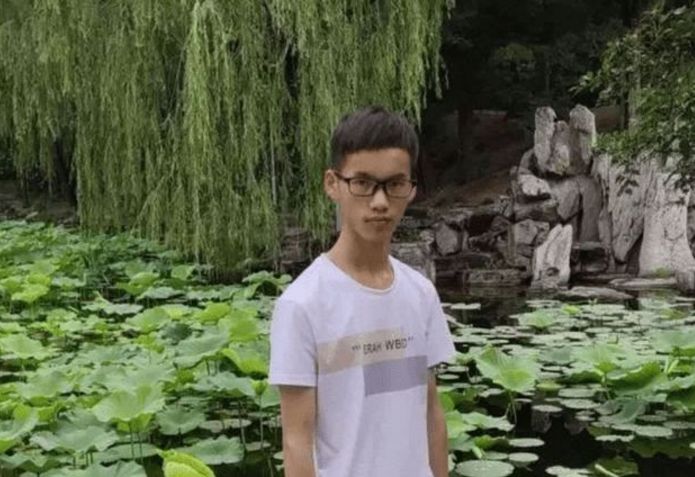 云南考生高考713分，被清华录取却哭了，看到他的手恍然大悟