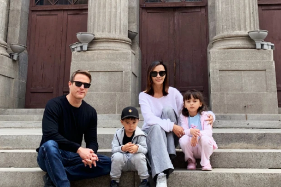 马雅舒与混血儿女幸福合照，8岁米雅长成妈妈翻版，爱登又酷又帅