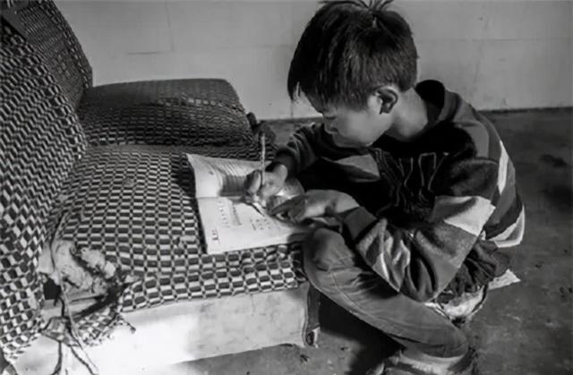 内蒙古教师张秀荣：花半月工资给贫困生买鞋，26年后学生买房报恩