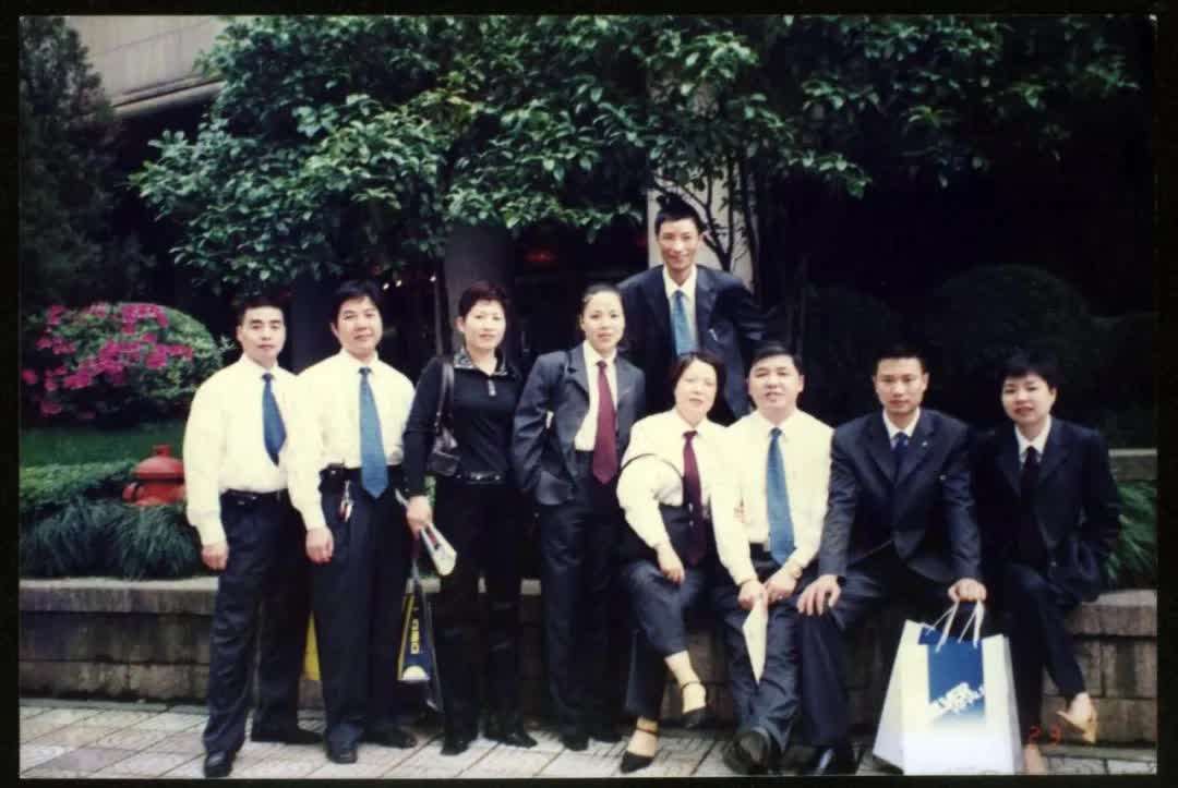 东鹏上市敲钟，为何他被选上？丨上篇