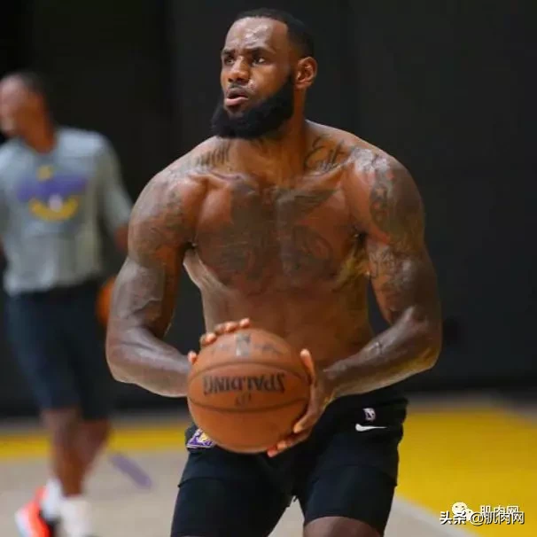 为什么没有nba球员训练深蹲(詹姆斯深蹲被嘲讽后，终于有教练出来平反了)