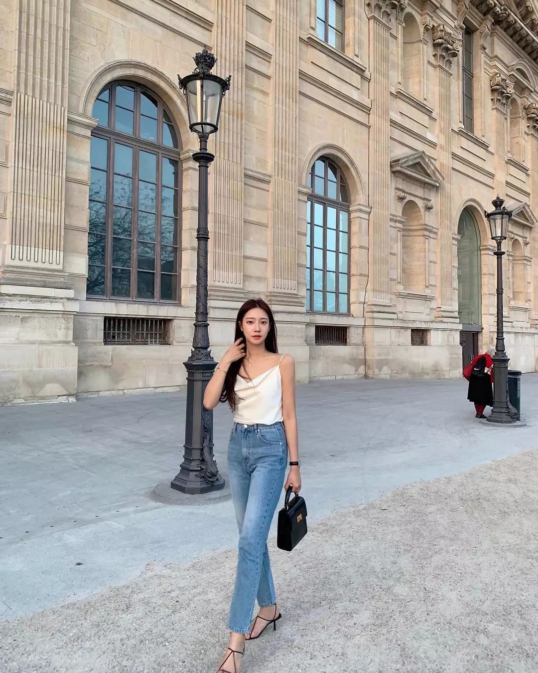 女人应常备这“3件上衣”，夏天百搭又时髦，搭裙子、裤子都好看