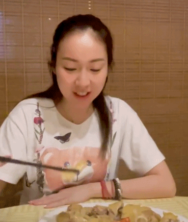性感港星来渔人码头吃饭！曾出演电影《喜爱夜蒲》…