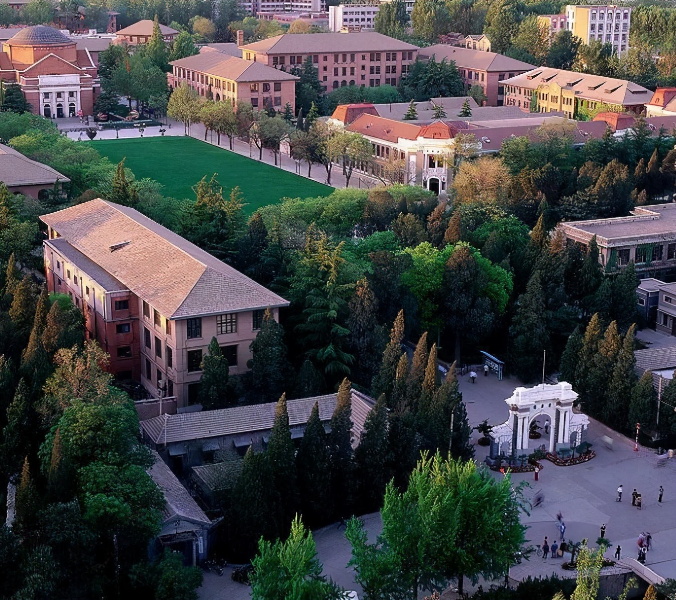 他高考以674分考上清华，采访中痛哭，父亲每天挑200担沙供他念书