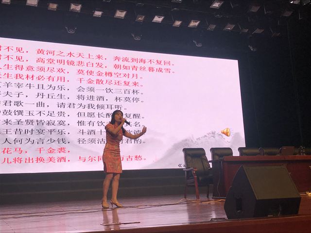 明星疑似读错《将进酒》，语文课本引发争议，“将”字到底怎么读