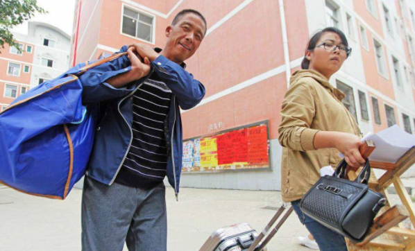 大一新生每月1500生活费够吗？导员说出“费钱之处”，家长需了解