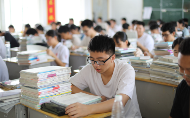 提前20分钟交卷，称高考题“太简单”的浙江考生，只能自吃苦果