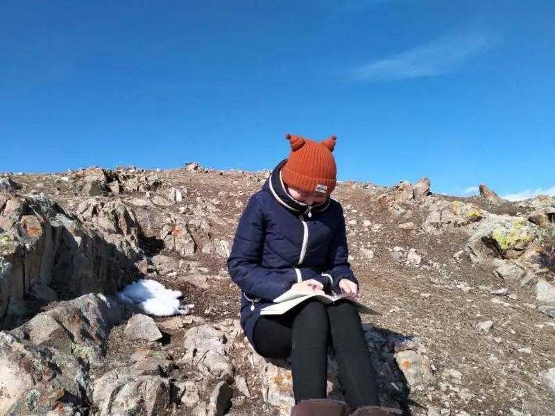 雪山顶找信号的女孩：就读江苏985高校，裹两件外套，为上课爬了一个月天山