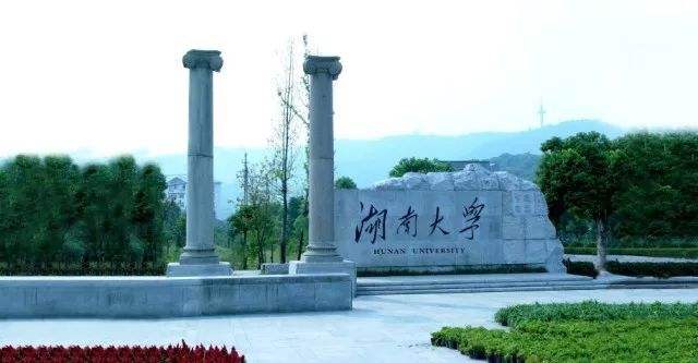 湖南各大高校校门展示，湖南大学门口为何立着两根旧石柱？