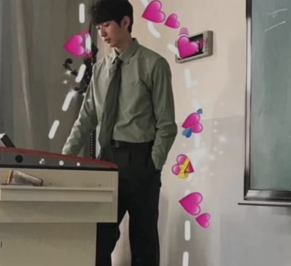 初中帅气男教师走红，长得不输“明星”，网友：我想回去读书