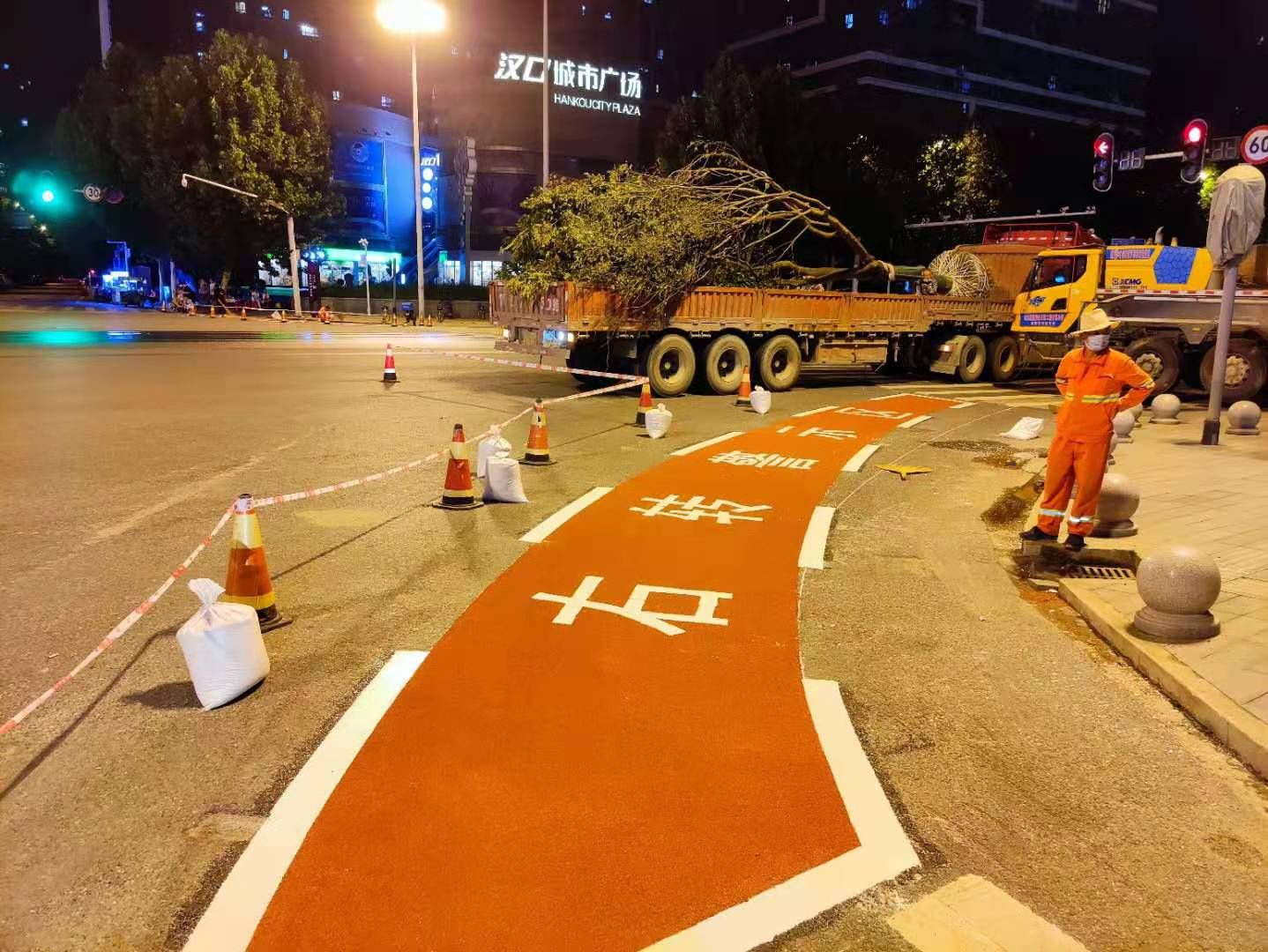 “限时3分钟”车位旁有“半个禁停”标识，武汉这些新交通标识是啥意思？