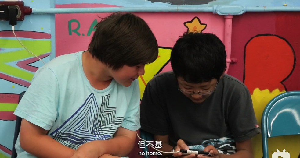 当我在哭泣时，我是“尼洋”，男孩飞到性别歧视。如何打电话给男人