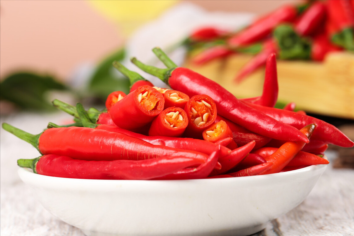 准备材料:新鲜小米椒,食用油,塑料瓶1,我们在买小米椒的时候,一定要