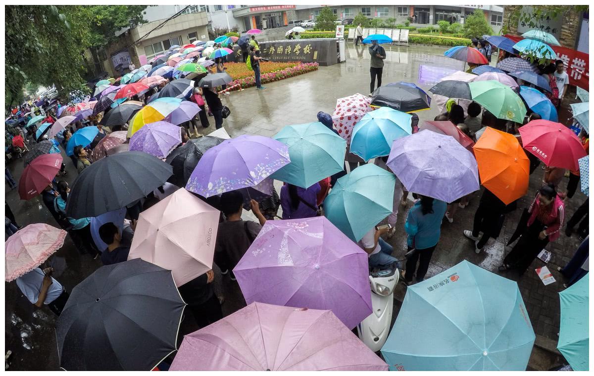 中高考当天要不要全程陪考？一些家长很纠结，聪明的家长却这么做