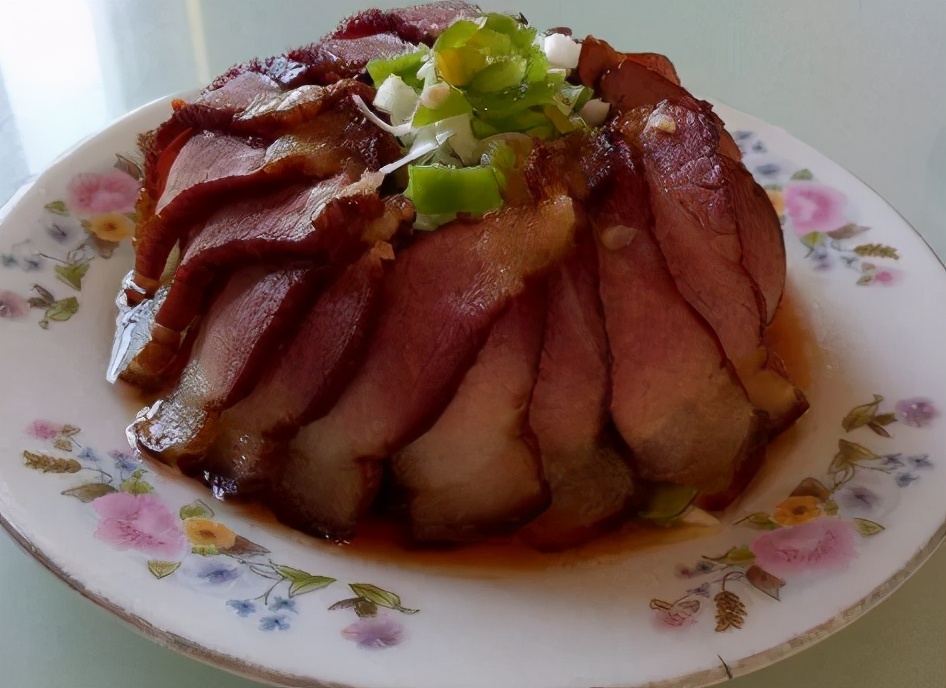 蒸腊肉,别直接上锅蒸!大厨教你这一招,腊肉咸香入味,好吃不腻