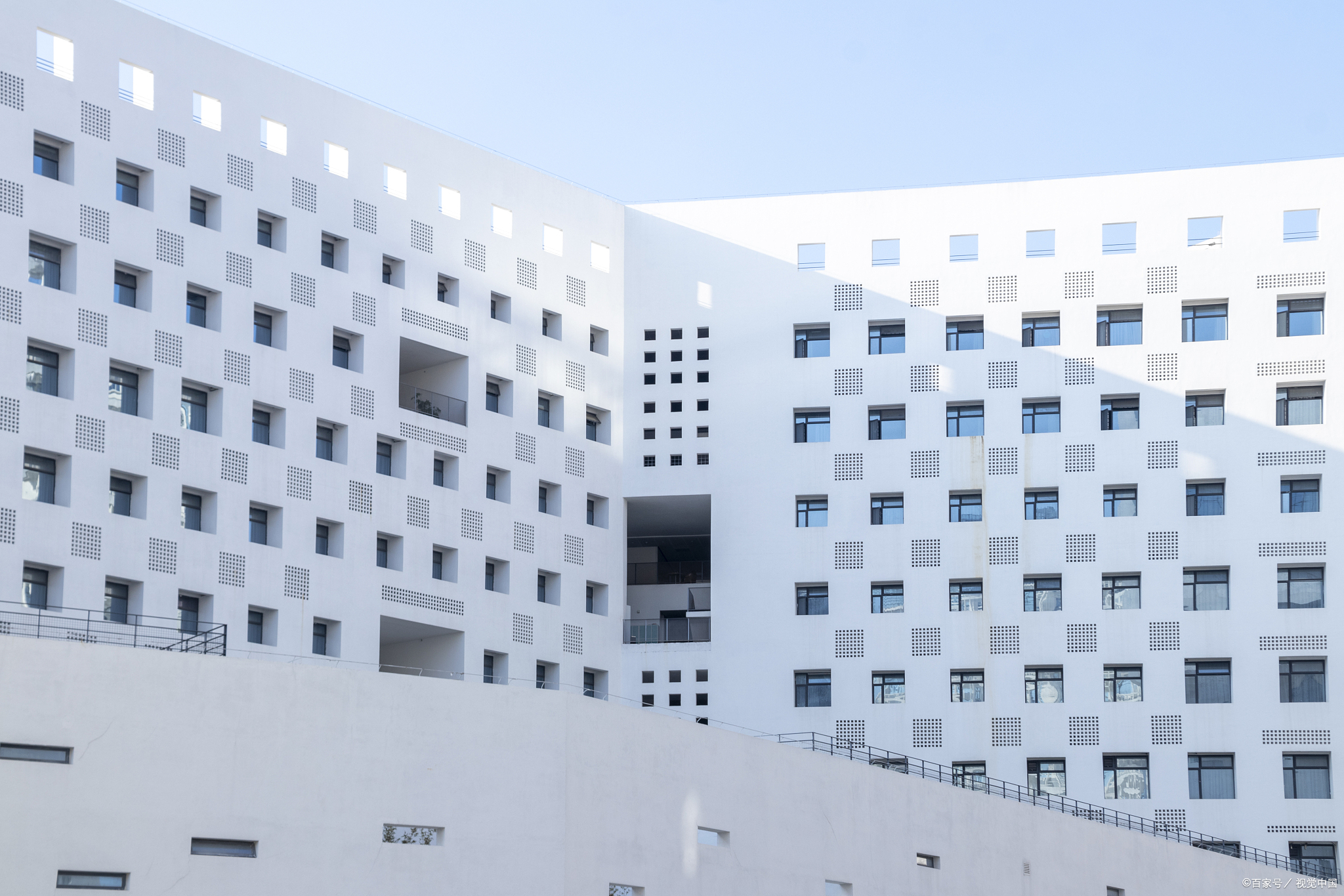 河北“小清华”火了？学生交两万学费不让上课，窗边怒喊：破学校