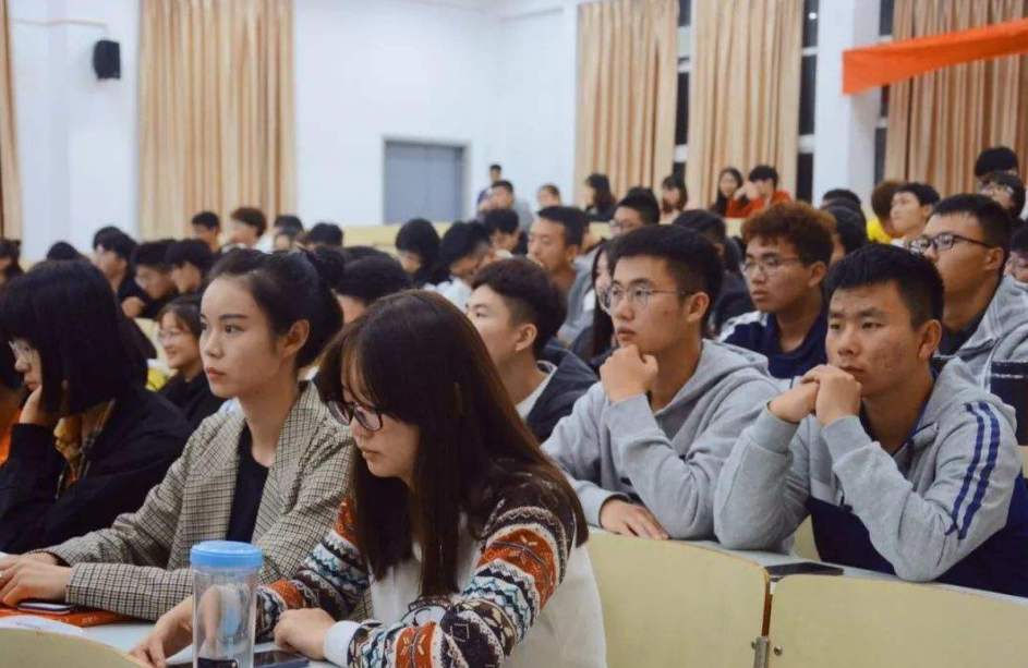 在大学当班长，别人很羡慕，只有自己才知道自己的苦