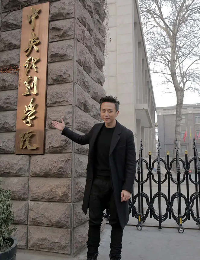 冯小刚怎么也没想到，当初嫌弃“秀恩爱”的邓超，如今却高攀不上