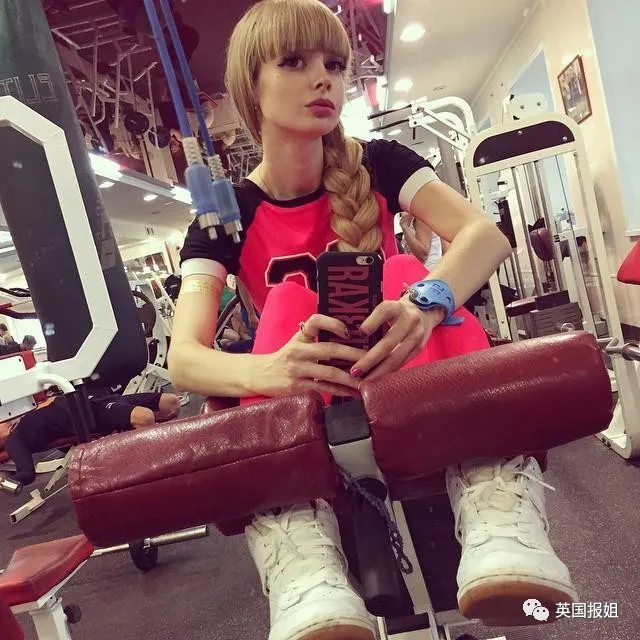 俄国美女从小被“圈养”！父母把她当活娃娃，丰胸细腰拍性感照